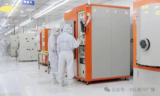 图片包含 男人, 橙子, 站, 游戏机

AI 生成的内容可能不正确。