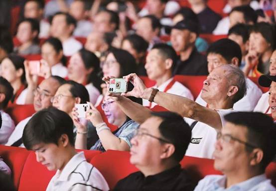 男人在人群中

AI 生成的内容可能不正确。