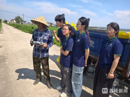 一群人站在路边
AI 生成的内容可能不正确。